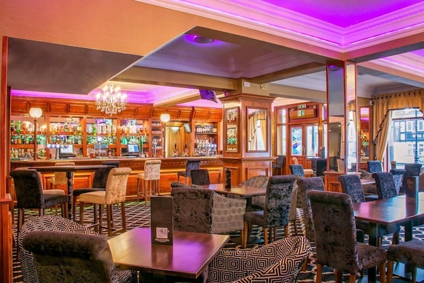 2 bars/lounges