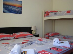 Apartamento, 1 quarto, sacada, vista para o jardim | 1 quarto, ferros/tábuas de passar roupa, berços grátis