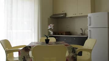 Departamento, 1 habitación, balcón, vista al jardín | Área de sala de estar | Televisión