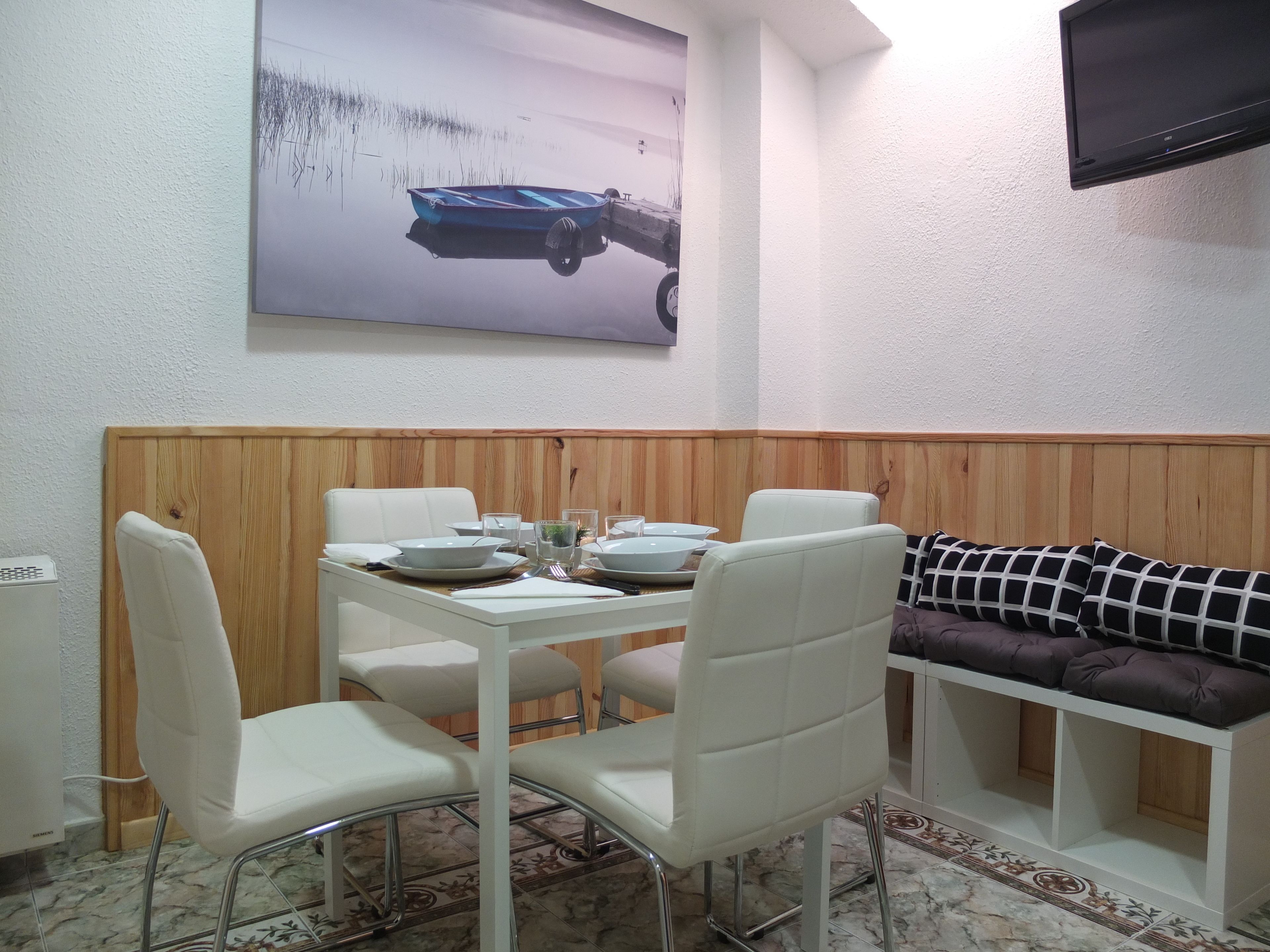 Tremannsrom – comfort, privat bad | Oppholdsrom | Plasma-TV