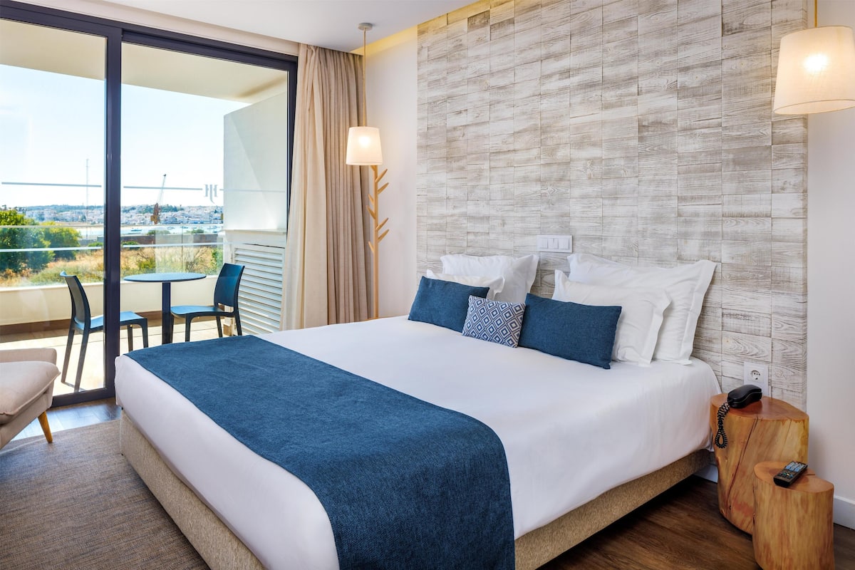 Superior Double Room | 1 bedroom, minibar, in-room safe, desk
