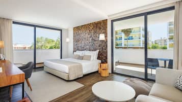 Junior Suite | Minibar, in-room safe, desk, laptop workspace