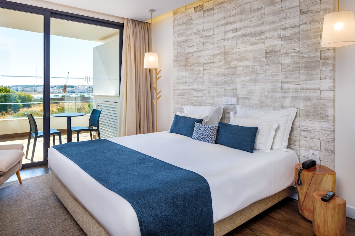 Quarto casal superior, sacada | Frigobar, cofres nos quartos, escrivaninha
