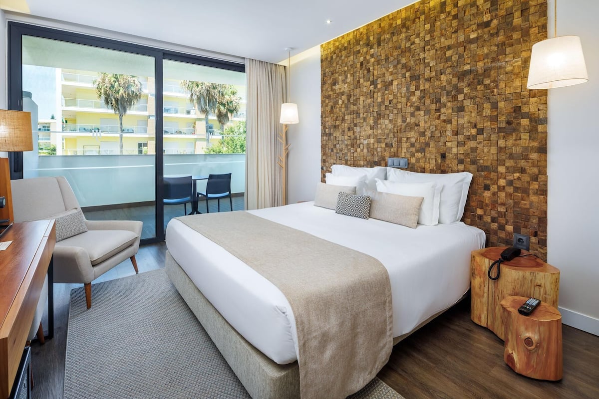 Habitación clásica con 1 cama matrimonial o 2 individuales | Minibar, caja de seguridad en la habitación y escritorio