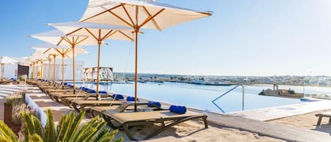 Piscina coperta, piscina all'aperto, ombrelloni da piscina, lettini
