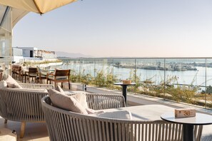 Rooftop bar, al fresco dining, open daily