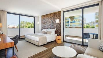 Minibar, coffres-forts dans les chambres, bureau