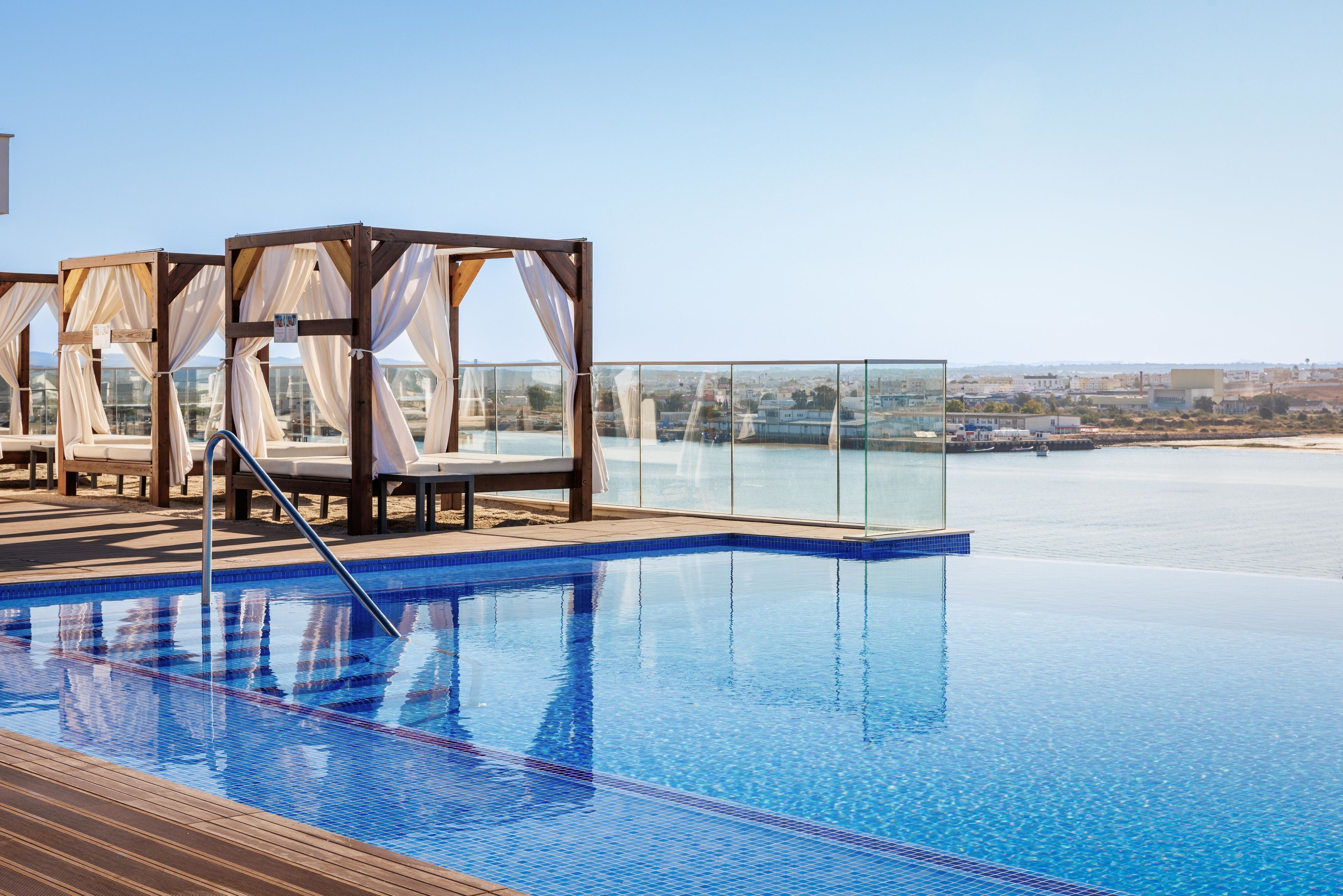 من حمّامات السباحة المغطاة، حمّام سباحة خارجي، مظلات على حمّام السباحة