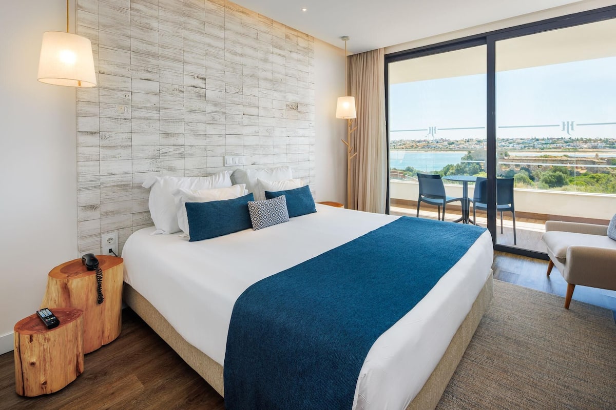 Dobbeltrom – deluxe, elveutsikt | Minibar, safe på rommet, skrivebord og skrivebord for bærbar PC