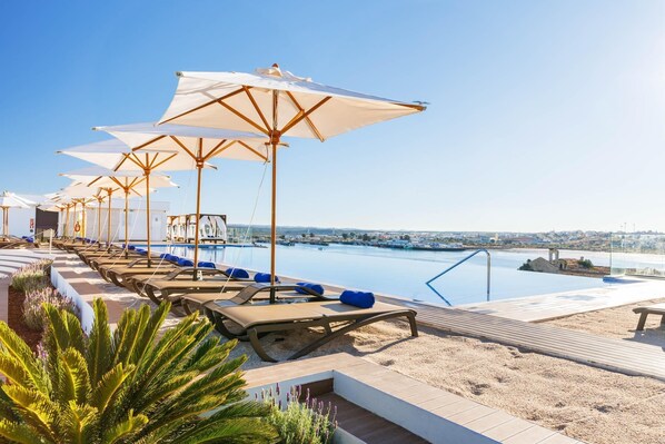 Piscina interna, piscina externa, guarda-sóis, espreguiçadeiras