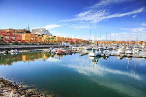 A marina with boats docked, a clear sky, and colorful buildings in the background. - Jupiter Marina Hotel - Couples & Spa (Portimão)