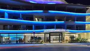 Ein Hotel mit modernem Design, das mehrere Balkone und einen markanten Eingang bietet.