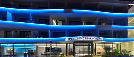 Un hotel dal design moderno, con diversi balconi e un ingresso ben visibile.