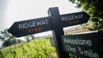 Ein Wegweiser mit den Beschriftungen 'Ridgeway Byway' und 'Bishopstone 1,2 km'.