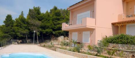 Piscine extérieure (ouverte en saison), parasols de plage