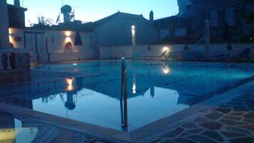 Außenpool, Sonnenschirme, Liegestühle