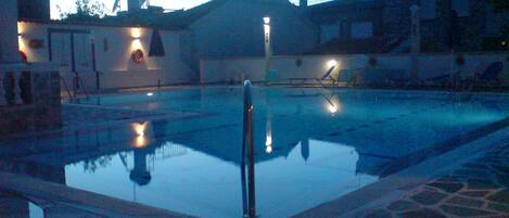 Outdoor pool, pool umbrellas, sun loungers