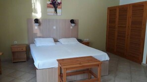In-room safe, soundproofing, free cribs/infant beds, free WiFi - Zafiria Apartments (Samos)