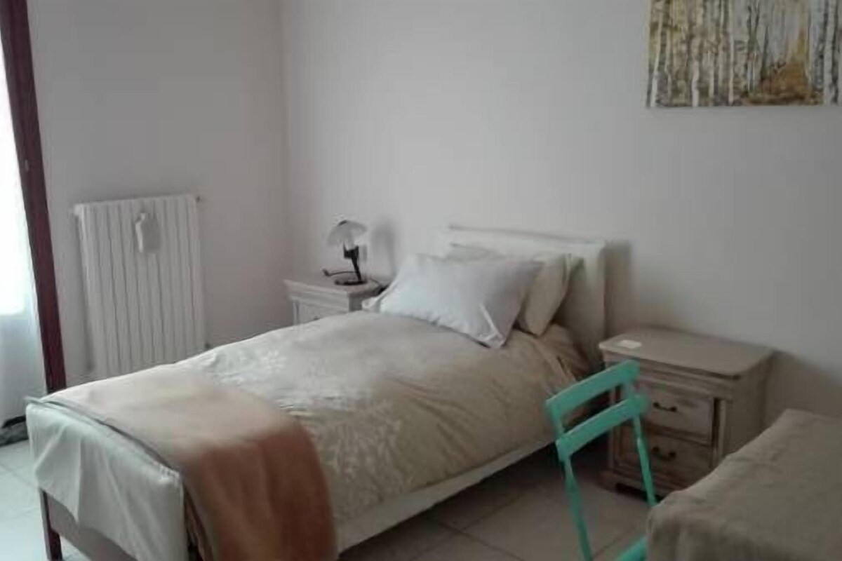 Deluxe Single Room, Shared Bathroom | Desk, free WiFi