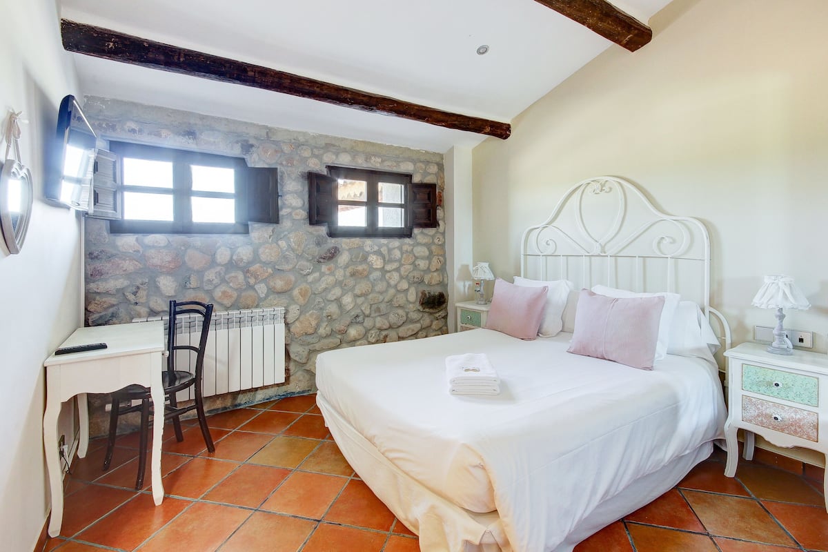 Double Room (Colomar) | 1 bedroom, individually decorated, individually furnished