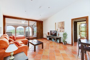 Appartement, 2 chambres | Aire de séjour | Téléviseur au plasma