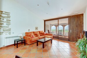 Appartement, 2 chambres | Aire de séjour | Téléviseur au plasma