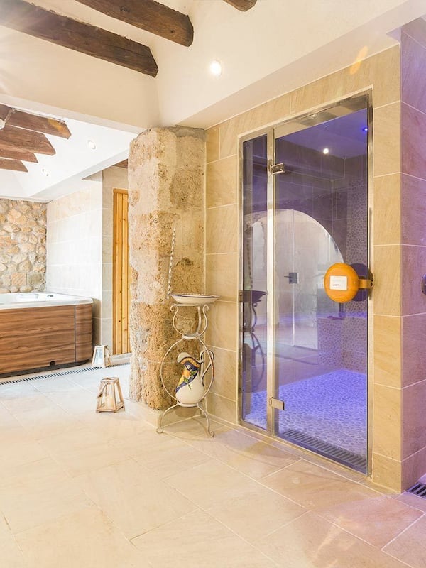 Sauna, hot tub, steam room, Turkish bath/hammam, body treatments