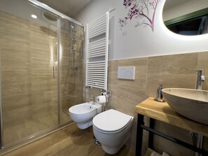 Superior Room, Balcony, Hill View | Bathroom | Shower, hair dryer, bidet, towels - Relais Cocci Grifoni - Panoramic Wine Resort (Offida)