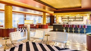 A lobby with a bar area, seating arrangements, and a check-in counter. - Aurea Fátima Hotel Congress & Spa (Ourem)