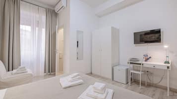 Vierbettzimmer | Hochwertige Bettwaren, kostenlose Minibar, Zimmersafe, Schreibtisch