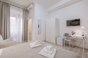 Premium bedding, free minibar, in-room safe, desk - Damiani & Sister Guest House (Rome)