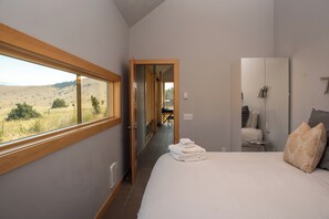 Cabin, Mountain View, Mountainside | Premium bedding, iron/ironing board, free WiFi, bed sheets - Erik's Ranch (Livingston)