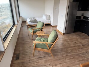 Deluxe Cabin | Premium bedding, iron/ironing board, free WiFi, bed sheets