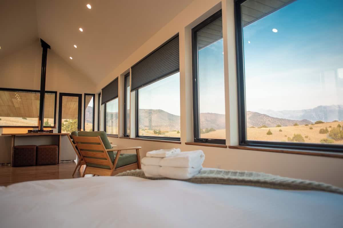 Deluxe Cabin | Premium bedding, iron/ironing board, WiFi (free), bed sheets