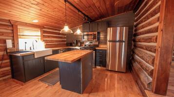 Cabaña, 1 habitación, vista a la montaña | Cocina privada | Refrigerador con congelador, microondas y parrilla de estufa