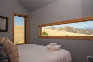 Cabin, Mountain View, Mountainside | Premium bedding, iron/ironing board, free WiFi, bed sheets