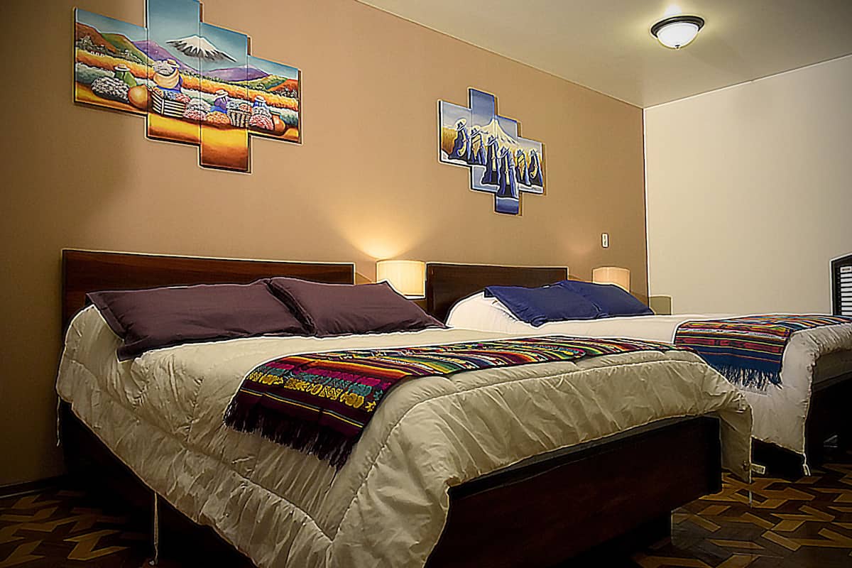 Camera familiare con letto matrimoniale o 2 letti singoli, 2 letti matrimoniali | Copriletto in piuma, culle/letti per bambini (gratuiti), Wi-Fi gratuito