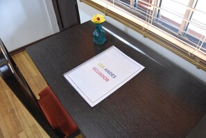 ห้องคลาสสิกซิงเกิล, ระเบียง | ผ้านวมขนเป็ด, เปล/เตียงเด็กอ่อน (ฟรี), Wi-Fi ฟรี, ผ้าปูที่นอน