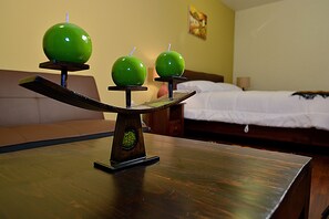 Suite estudio Confort, cocineta, planta baja | Área de sala de estar | Televisión de pantalla plana de 40 pulgadas con canales digitales