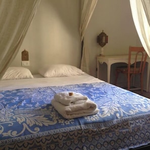 Double Room, Shared Bathroom | Free WiFi