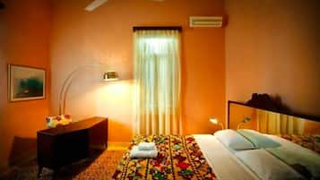Double Room, Shared Bathroom | Free WiFi