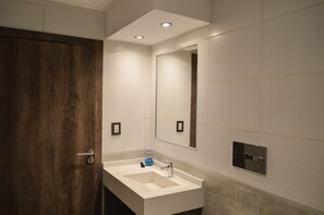 Superior Studio Suite | Bathroom | Free toiletries, hair dryer, bidet, heated floors - Leloir Suites & Meetings (Neuquén)