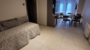 Superior Studio Suite | Premium bedding, desk, soundproofing, free WiFi