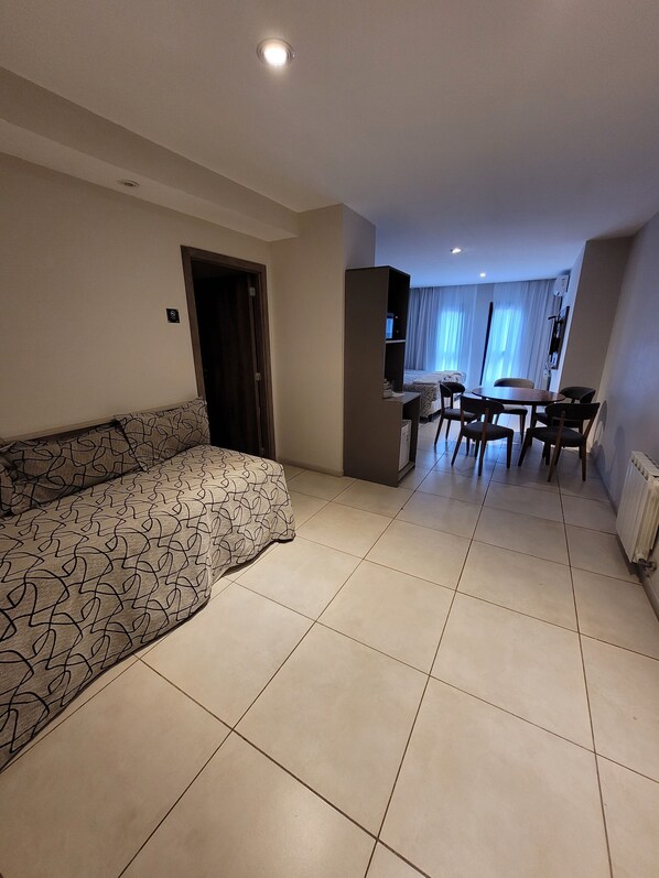 Superior Studio Suite | Premium bedding, desk, soundproofing, free WiFi - Leloir Suites & Meetings (Neuquén)