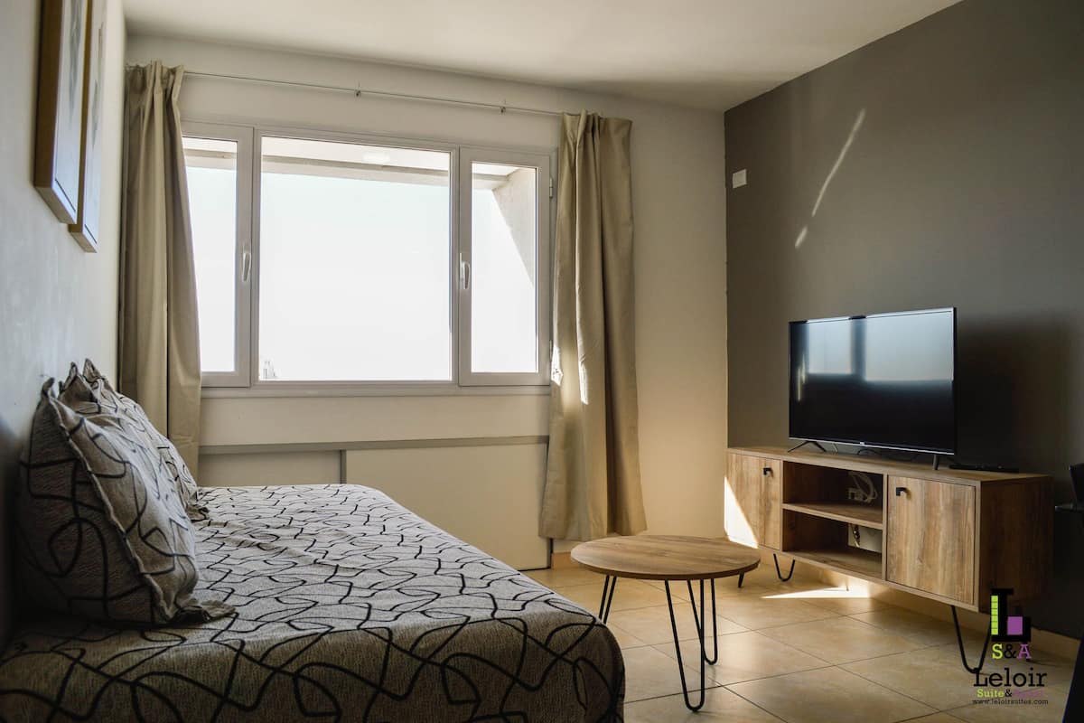 Lägenhet Deluxe | Vardagsrum | 32-tums platt-tv med kabelkanaler, tv och golvvärme
