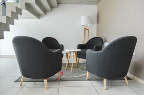 Lobby sitting area - Leloir Suites & Meetings (Neuquén)