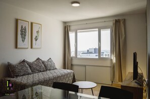 Premium bedding, desk, soundproofing, free WiFi - Leloir Suites & Meetings (Neuquén)