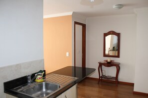 Geladeira grande, micro-ondas, cooktop