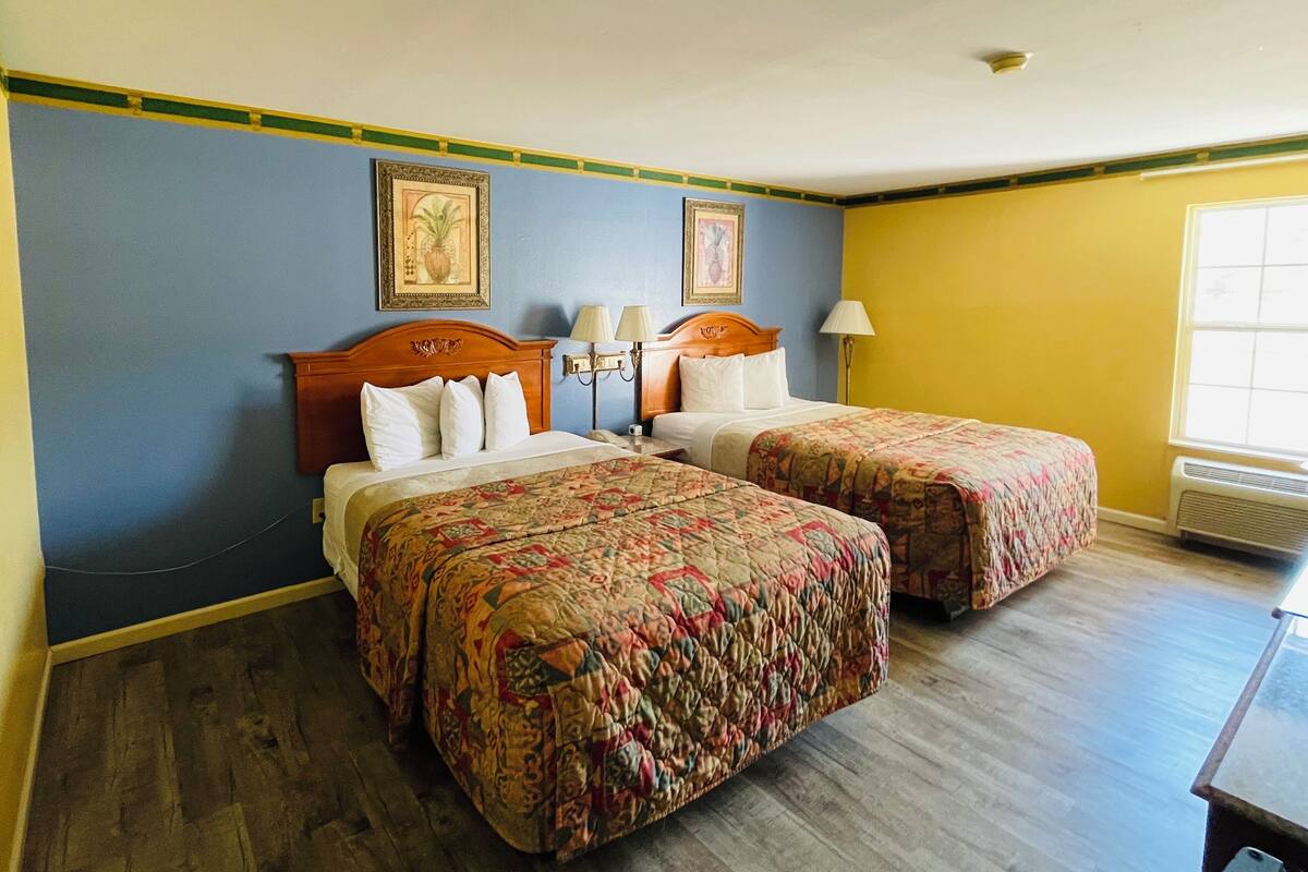 Tabla de planchar con plancha, wifi gratis y ropa de cama 