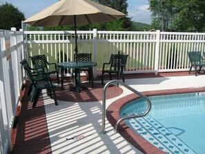 Una piscina al aire libre de temporada